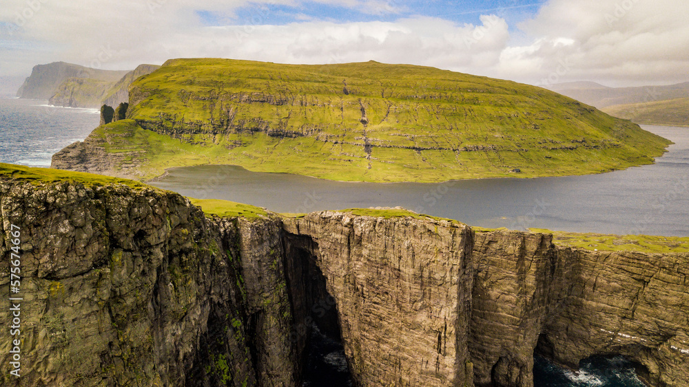 Leitisvatn auf der Insel Vagar ist ein Süswassersee der 30 Meter über dem Meeresspiegel liegt und in einem Wasserfall ins Meer stürzt. Trælanípa ist die steilste Klippe. 