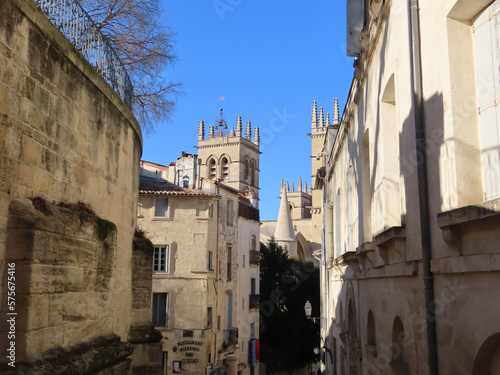 Rue vers la cathédrale Saint-Pierre à Montpellier, Occitanie