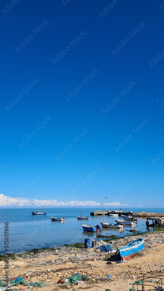 Fototapeta premium La vue d'un bateau naviguant dans la mer 