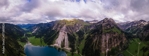 Berge in Tirol Österreich Lanschaft mit See