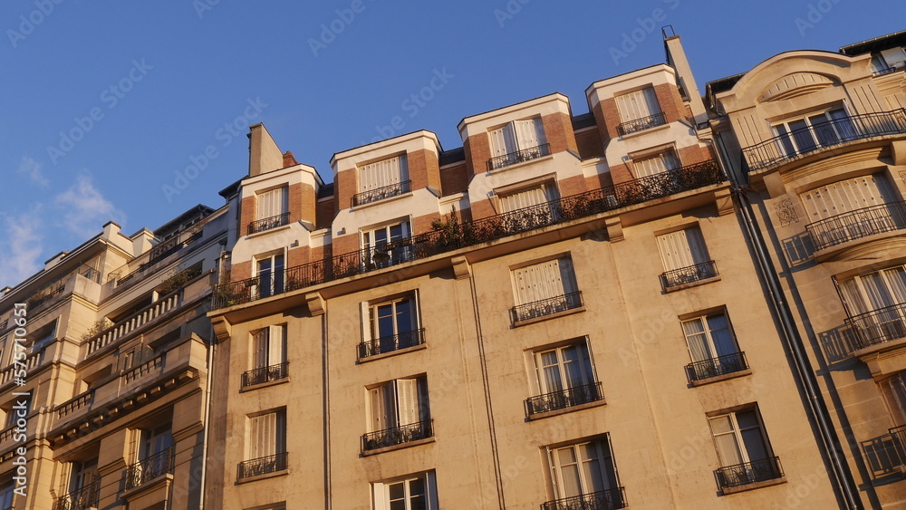 Façade de batiments parisiens, gothiques et anciens, plus ou moins éclairés par le Soleil, de belles habitations et d'immeubles, zone urbaine magnifique par l'éclairage du soleil, ombre