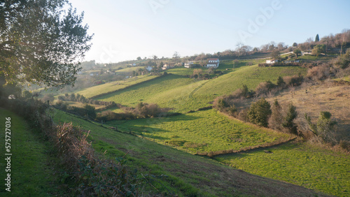 Laderas de hierba en valle verde al atardecer