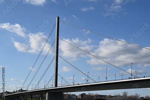 oberbilker brücke in düsseldorf, nrw, deutschland