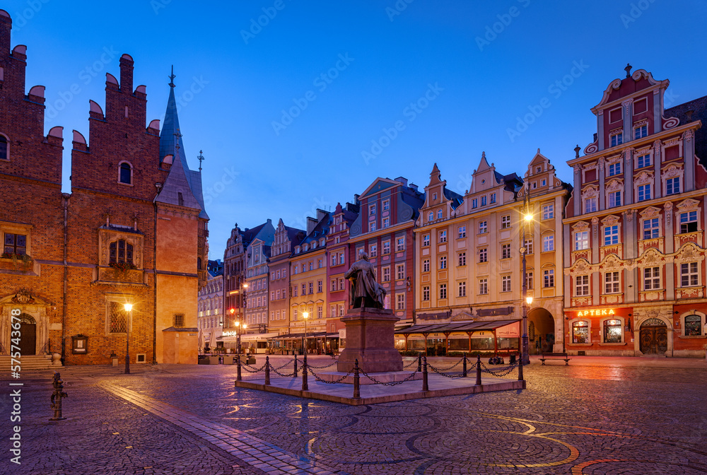 View of the market square in Wroclaw with colorful buildings and statue of Alexander Fredro - obrazy, fototapety, plakaty 