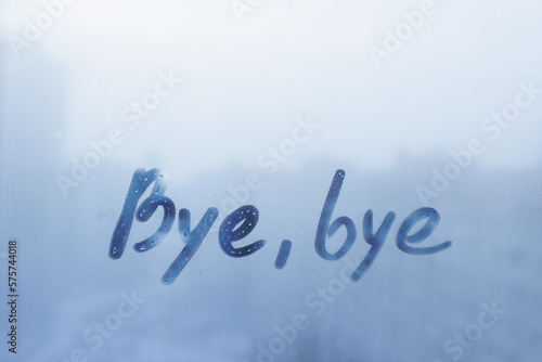 Cuadro en lienzo lettering Bye, bye on foggy glass on blue window