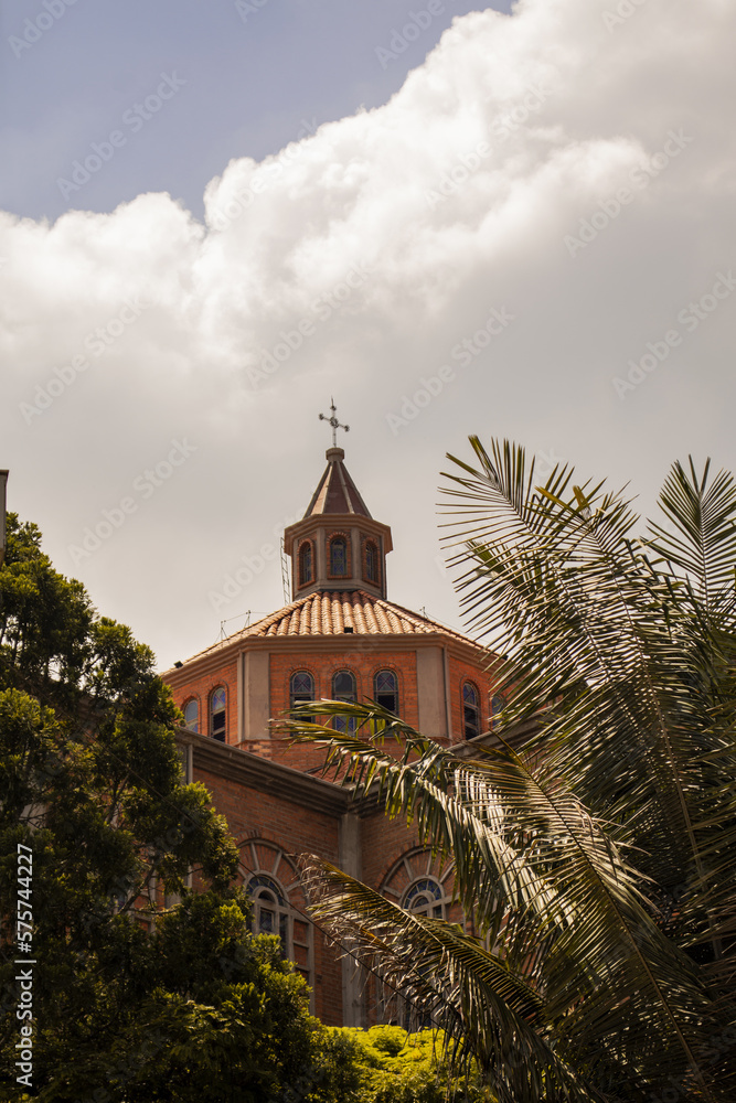 Obraz premium Iglesia y árboles