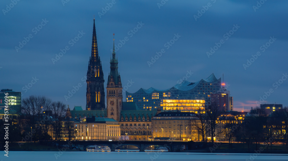 Schöne Blick auf Rathaus, Elbphilharmonie und Lombardbrücke in Hamburg, Deutschland