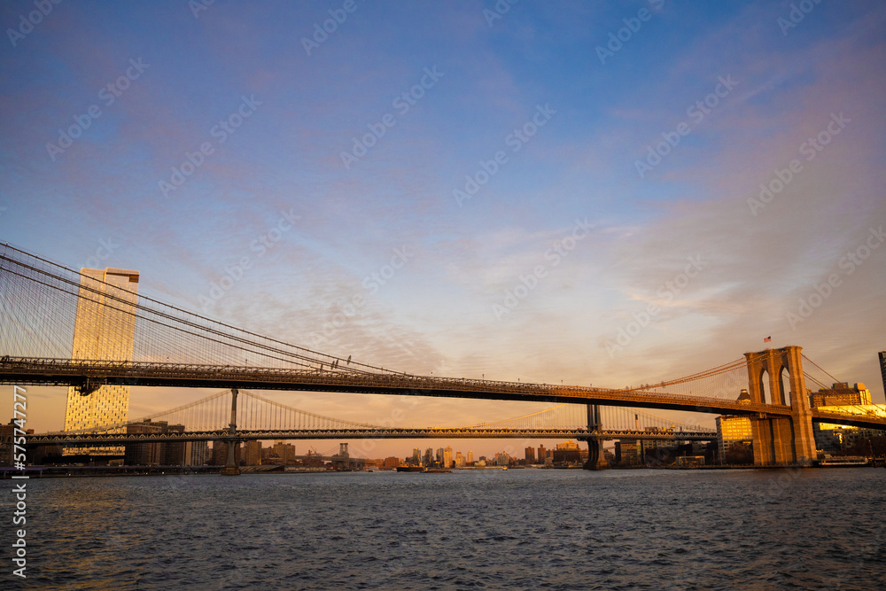 Fototapeta premium brooklyn bridge in the sunny late afternoon view of Beooklyn
