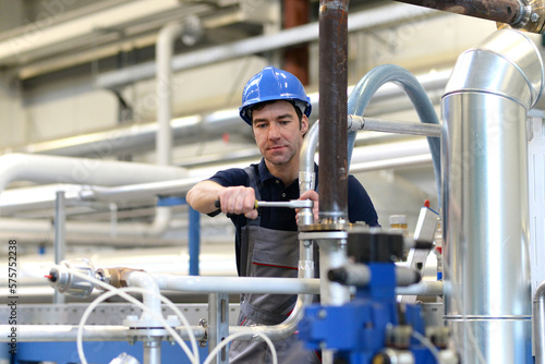 Foto assembler in an industrial plant - assembly and repair on site