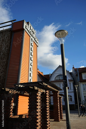 Das Erlebnis-Gradierwerk im Frühling bei blauem Himmel und Sonnenschein am Kurpark im Staatsbad und Thermalbad Bad Salzuflen bei Herford in Ostwestfalen-Lippe