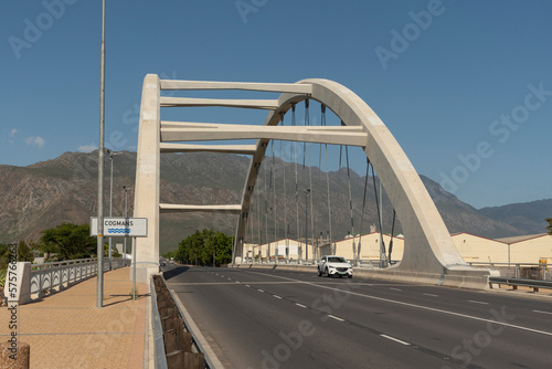 Ashton, Western Cape, South Africa. 2023. Arched bridge supporting a four laned carriagway over the Cogmanskloof river in Ashton, South Africa. © petert2