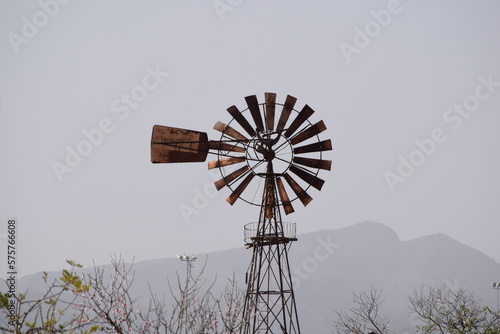 Altes Windrad  Wind Pumpe aus Holz und Metall