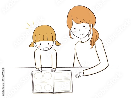 机で本を開き一緒に勉強するお母さんと子ども