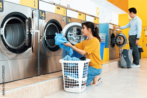 Fotografía Asian people using qualified coin operated laundry machine in the public room to wash their cloths