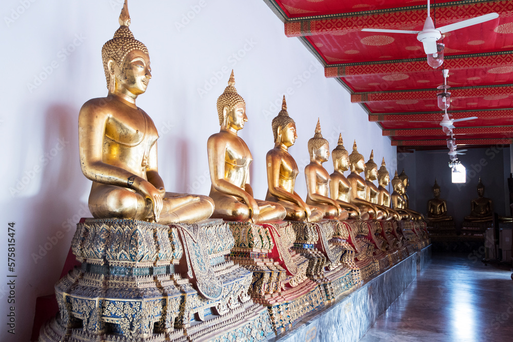 Golden Buddha statues in Wat Pho, Bangkok - obrazy, fototapety, plakaty 