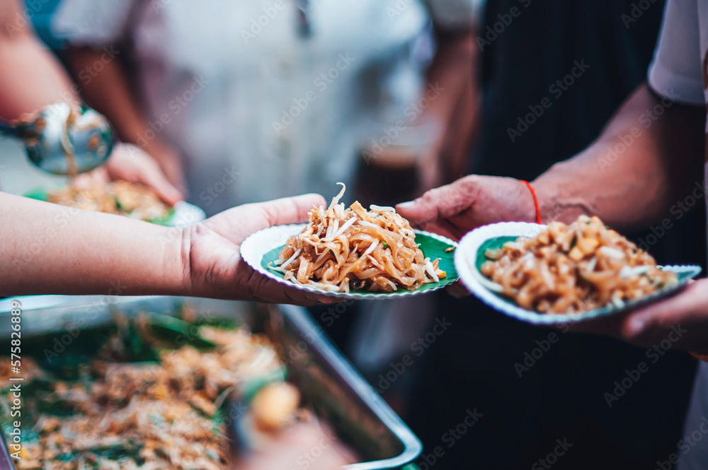 Volunteers distribute free food to the poor : charity food ideas Volunteers distribute free food to the poor : charity food ideas
