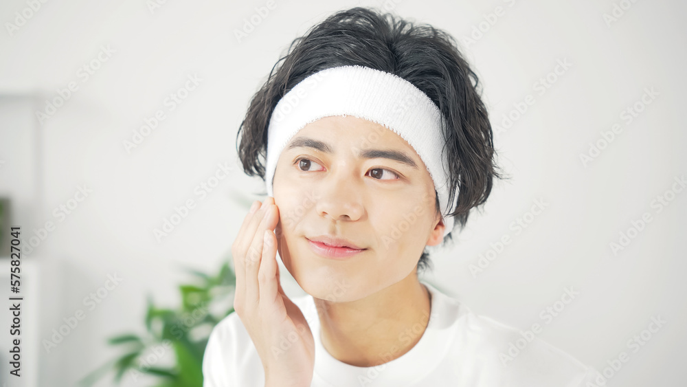 肌の手入れをする男性 スキンケア メンズコスメ 男性用化粧品 肌の手入れをする男性 スキンケア メンズコスメ 男性用化粧品