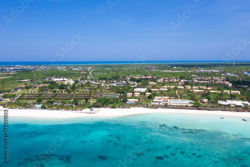 Z lotu ptaka piękna tropikalna wyspa Zanzibar. morze na plaży Zanzibar, Tanzania.