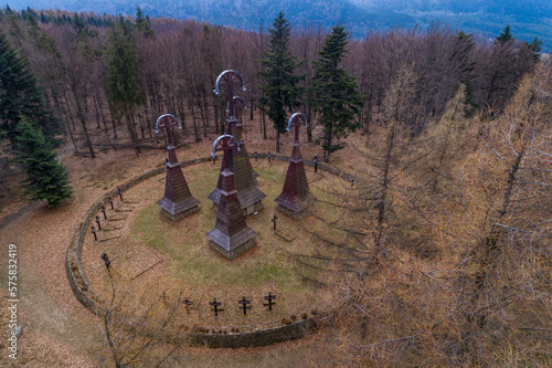 Rotunda – austriacki cmentarz z I wojny światowej, obecnie całkowicie zrekonstruowany, usytuowany na szczycie góry Rotunda w Beskidzie Niskim  photo