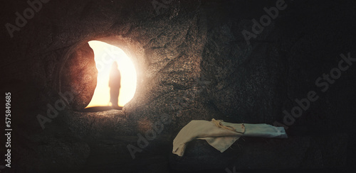 Foto The Crucifixion and Resurrection of Jesus Christ and the Open Stone Tomb
