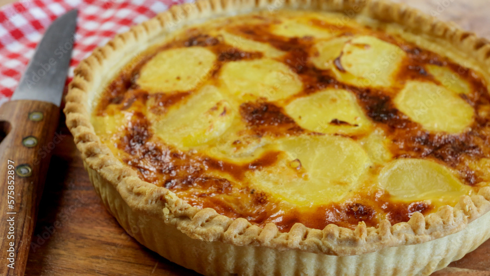quiche aux pommes de terres et comté, en gros plan, sur une table quiche aux pommes de terres et comté, en gros plan, sur une table
