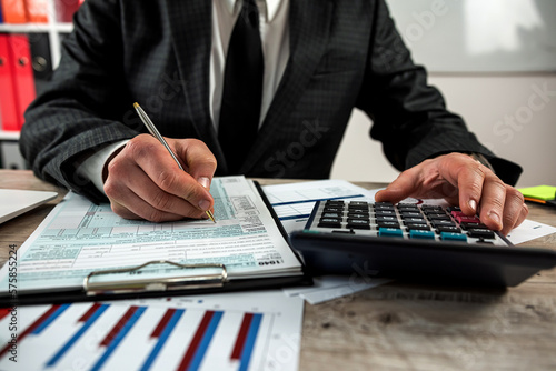 Εκτύπωση καμβά Man work with 1040 blank individual income tax return form
