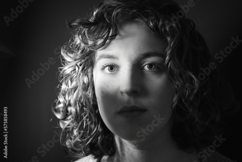 Portrait einer jungen Frau mit gesetztem Licht nur ein Teil des Gesichts wird beleuchtet, halbschattig © Markus Kammermann