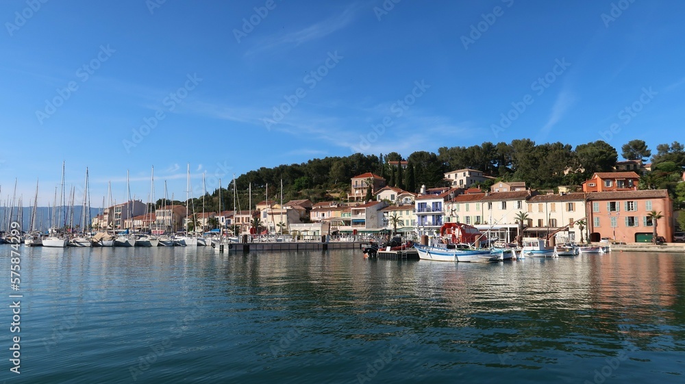 Panorama sur le port de la presqu’île de Saint-Mandrier, sur la côte d’azur, près de Toulon dans le Var, avec le reflet des maisons colorées dans l’eau bleue de la mer Méditerranée (France)
