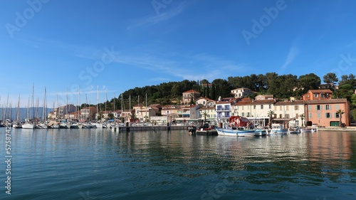 Panorama sur le port de la presqu’île de Saint-Mandrier, sur la côte d’azur, près de Toulon dans le Var, avec le reflet des maisons colorées dans l’eau bleue de la mer Méditerranée (France) © Florence Piot