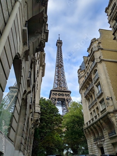 Good looking way for the Eifel tower in the Paris street
