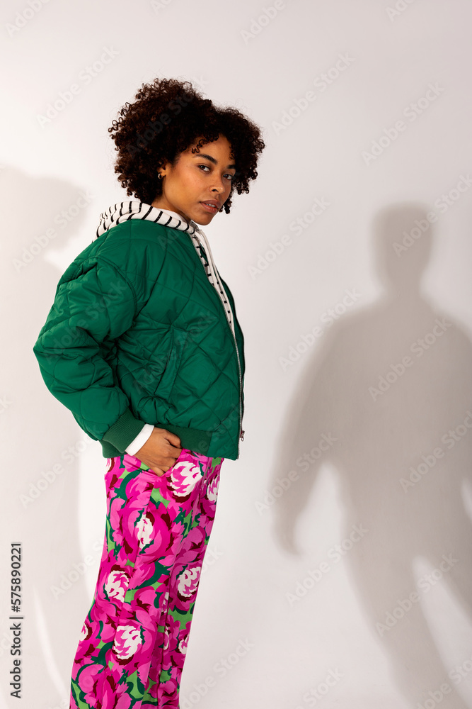 MUJER CON CABELLO AFRO POSANDO EN ESTUDIO DE FOTOGRAFIA MUJER CON CABELLO AFRO POSANDO EN ESTUDIO DE FOTOGRAFIA