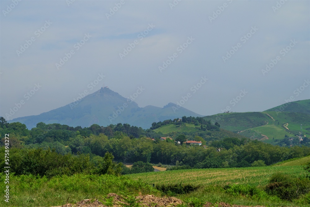 Vue sur la montagne de La Rhune et la campagne, depuis le chemin de randonnée du GR10, à Urrugne, au Pays Basque