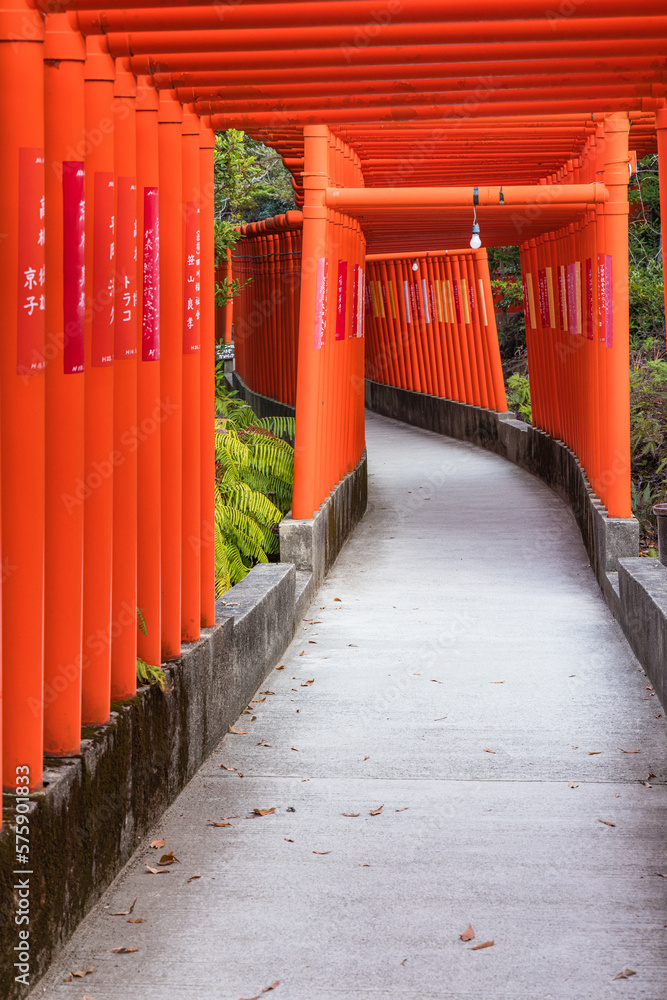 日本　山口県下関市にある福徳稲荷神社の朱色の千本鳥居