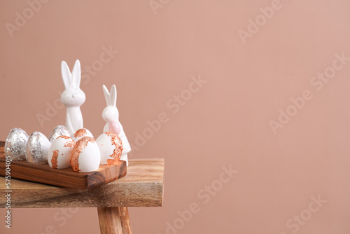 Tableau sur toile Easter decoration: eggs with silver and rose-gold metallic foil in a bamboos for