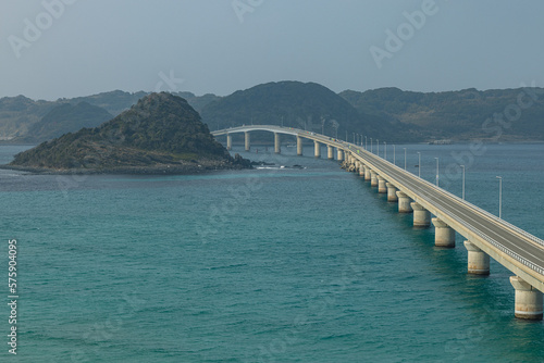 日本 山口県下関市にある角島大橋とコバルトブルーの海