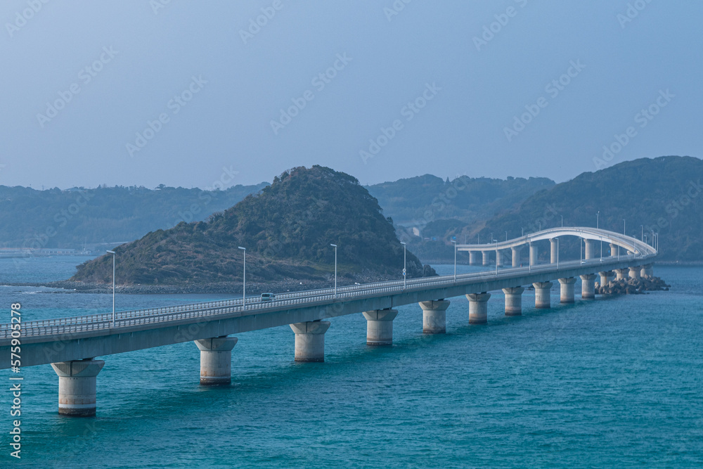 日本　山口県下関市にある角島大橋とコバルトブルーの海