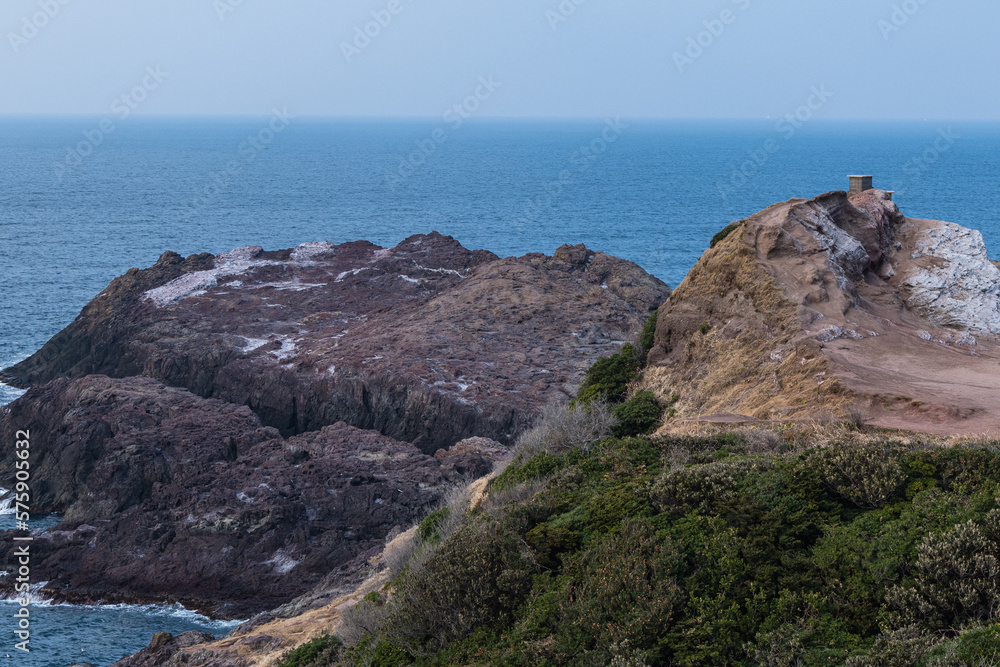 日本　山口県長門市にある元乃隅神社から見える日本海と龍宮の潮吹きが見える断崖