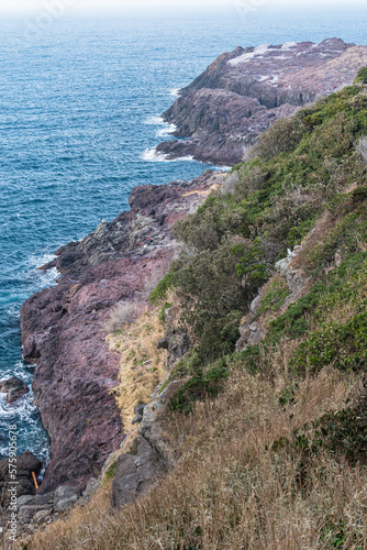 日本 山口県長門市にある元乃隅神社から見える日本海と龍宮の潮吹きが見える断崖