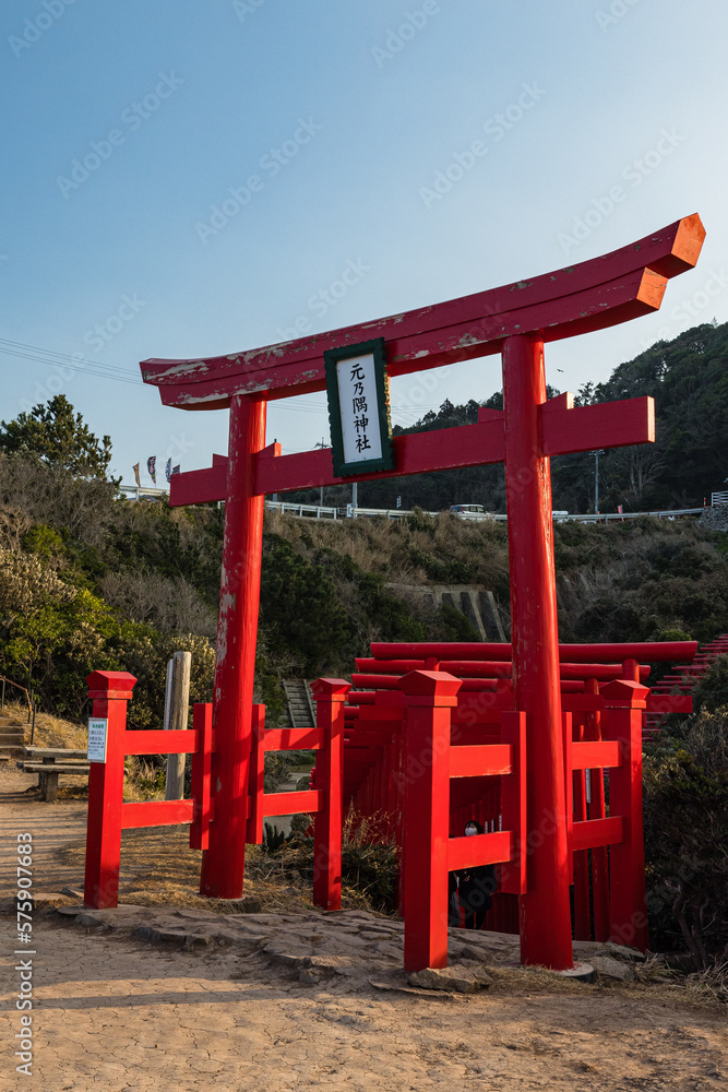 日本 山口県長門市にある元乃隅神社の正面の鳥居 日本 山口県長門市にある元乃隅神社の正面の鳥居