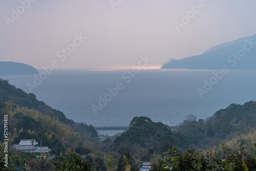 日本　山口県の周防大島の町並みとみかん畑 © pespiero