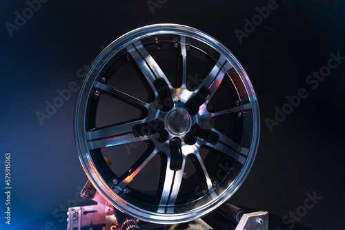 Fotografía old car wheels titanium rims long exposure video on dark background spinning mot