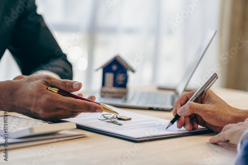 Canvastavla Loan officers recommend homes to clients after signing a real estate contract with an approved mortgage request regarding the offer of mortgage interest rates and home insurance