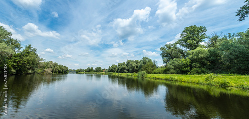 Panorama einer Flusslandschaft vom Wasser aus gesehen, viel Textfreiraum 