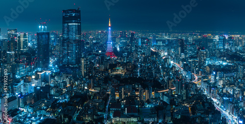 日本　東京都港区の六本木ヒルズの展望台から眺める東京の夜景とライトアップされた東京タワー