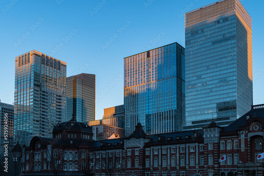 日本　東京都千代田区丸の内に建つ赤レンガ作りの東京駅舎と高層ビル