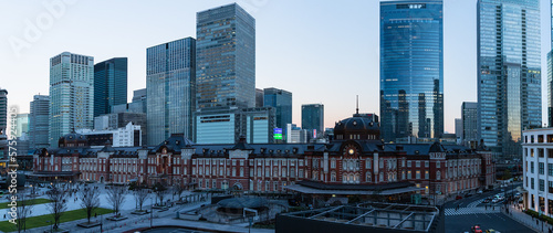 日本　東京都千代田区の丸の内ビルディングから見える赤レンガ作りの東京駅舎と高層ビル群 © pespiero