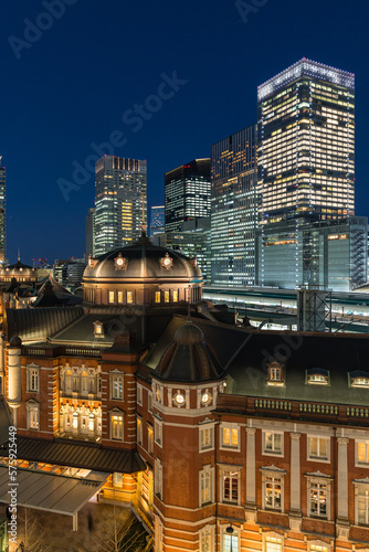 日本 東京都千代田区丸の内のKITTEガーデンから見える赤レンガ作りの東京駅舎と高層ビル群の夜景
