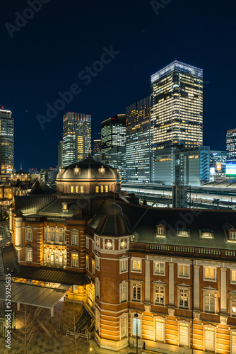日本 東京都千代田区丸の内のKITTEガーデンから見える赤レンガ作りの東京駅舎と高層ビル群の夜景
