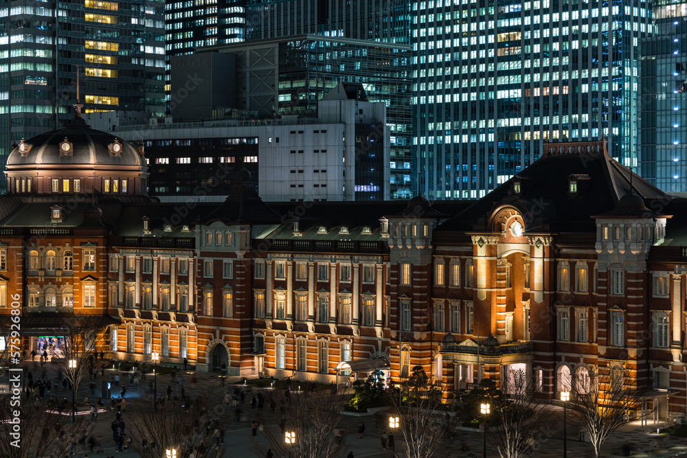 日本 東京都千代田区の丸の内ビルディングから見える赤レンガ作りの東京駅舎と高層ビルの夜景 日本 東京都千代田区の丸の内ビルディングから見える赤レンガ作りの東京駅舎と高層ビルの夜景