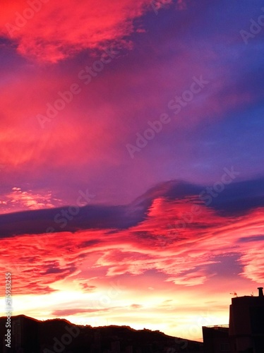 Cielo al atardecer con colores extremos (pero reales)